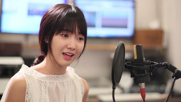 Nổi lên như một hiện tượng mạng từ đoạn clip hát trên xe buýt vào năm 2016, Jang Mi (tên thật: Bùi Bảo Trang, sinh năm 1996) nhanh chóng nhận được sự chú ý của khán giả nhờ ngoại hình xinh đẹp, giọng hát trong trẻo.