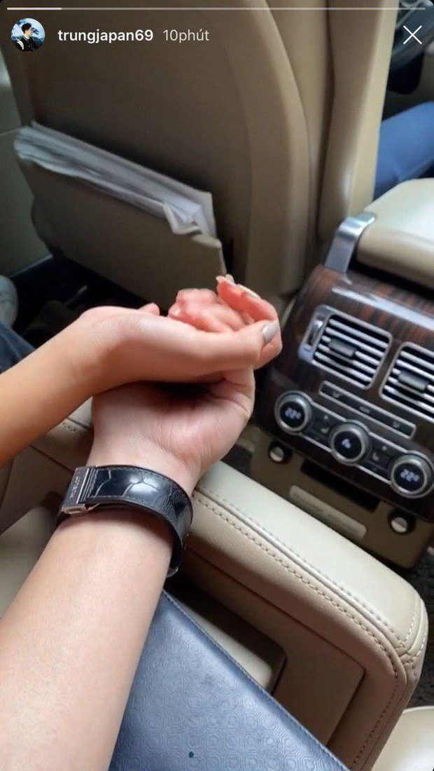 Dù liên tục đăng ảnh tình tứ nhưng anh chàng này vẫn quyết giấu mặt bạn gái.