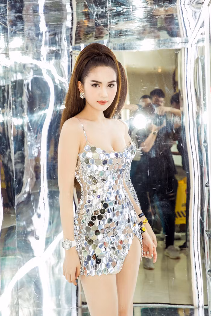 Tuy cách để Ngọc Trinh trở thành "người của showbiz" bị chính giới nghệ sỹ miệt thị, nhưng không ai phủ nhận được rằng, người đẹp Trà Vinh đã khởi phát những trào lưu, xu hướng mới.