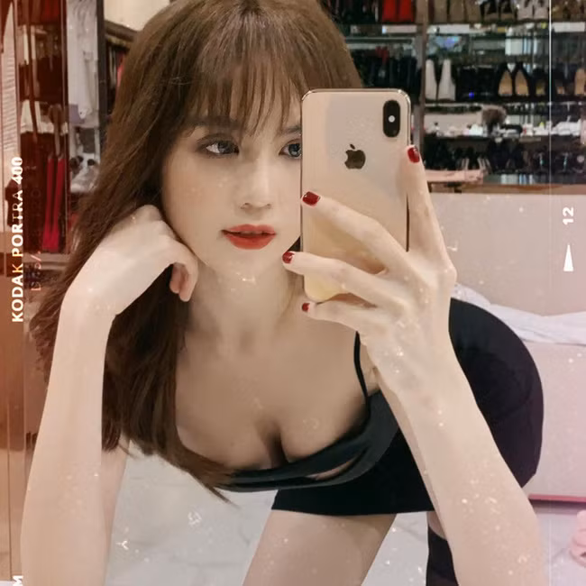 Vừa qua, Ngọc Trinh đã hào hứng khoe với fan hâm mộ về thành tích "vượt mặt" cô em thân thiết Chi Pu để leo lên vị trí thứ hai trên bảng xếp hạng Instagram Việt Nam với hơn 5,2 triệu lượt theo dõi sau gần một tháng. Đây là con số đáng tự hào và chứng minh sức hút của cô.