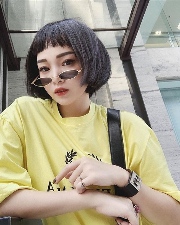 Phong cách mà Ngọc Mon ưa thích là nữ tính, đơn giản, hơi điệu đà, đặc biệt cô rất chú trọng kết hợp phụ kiện để ngoại hình luôn nổi bật.