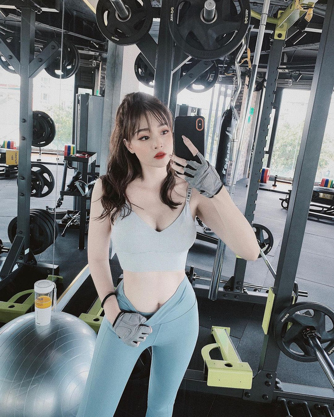 Dù đã là mẹ hai con thế nhưng hot mom này vẫn khiến hội chị em ghen tị bởi giữ được vóc dáng thon gọn, săn chắc và vòng bụng phẳng lì đáng ngưỡng mộ.