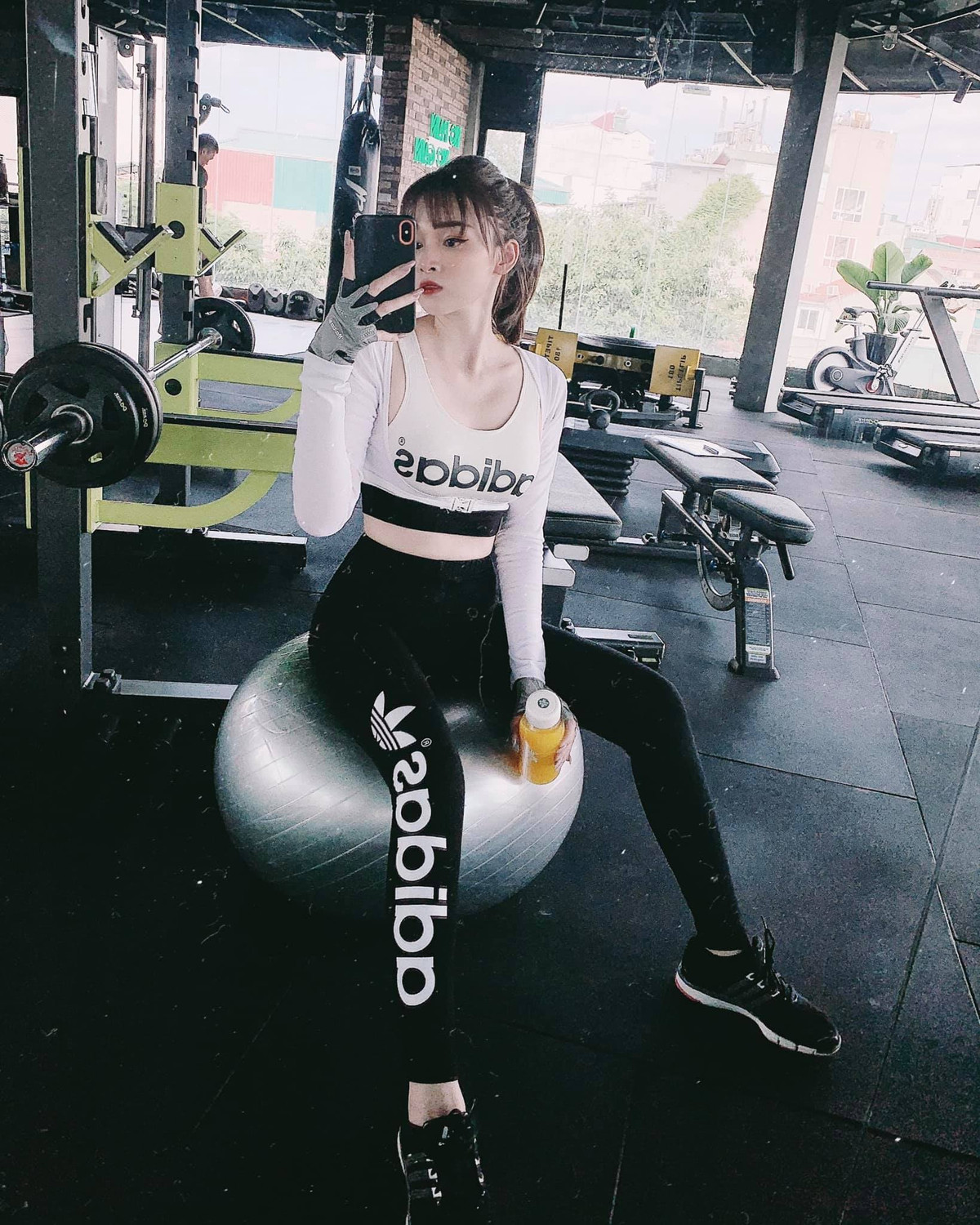 Sở hữu hơn 300 ngàn lượt theo dõi trên mạng xã hội, Ngọc Mon là một trong những hot mom 8X đời đầu được “hội chị em” yêu mến và quan tâm.