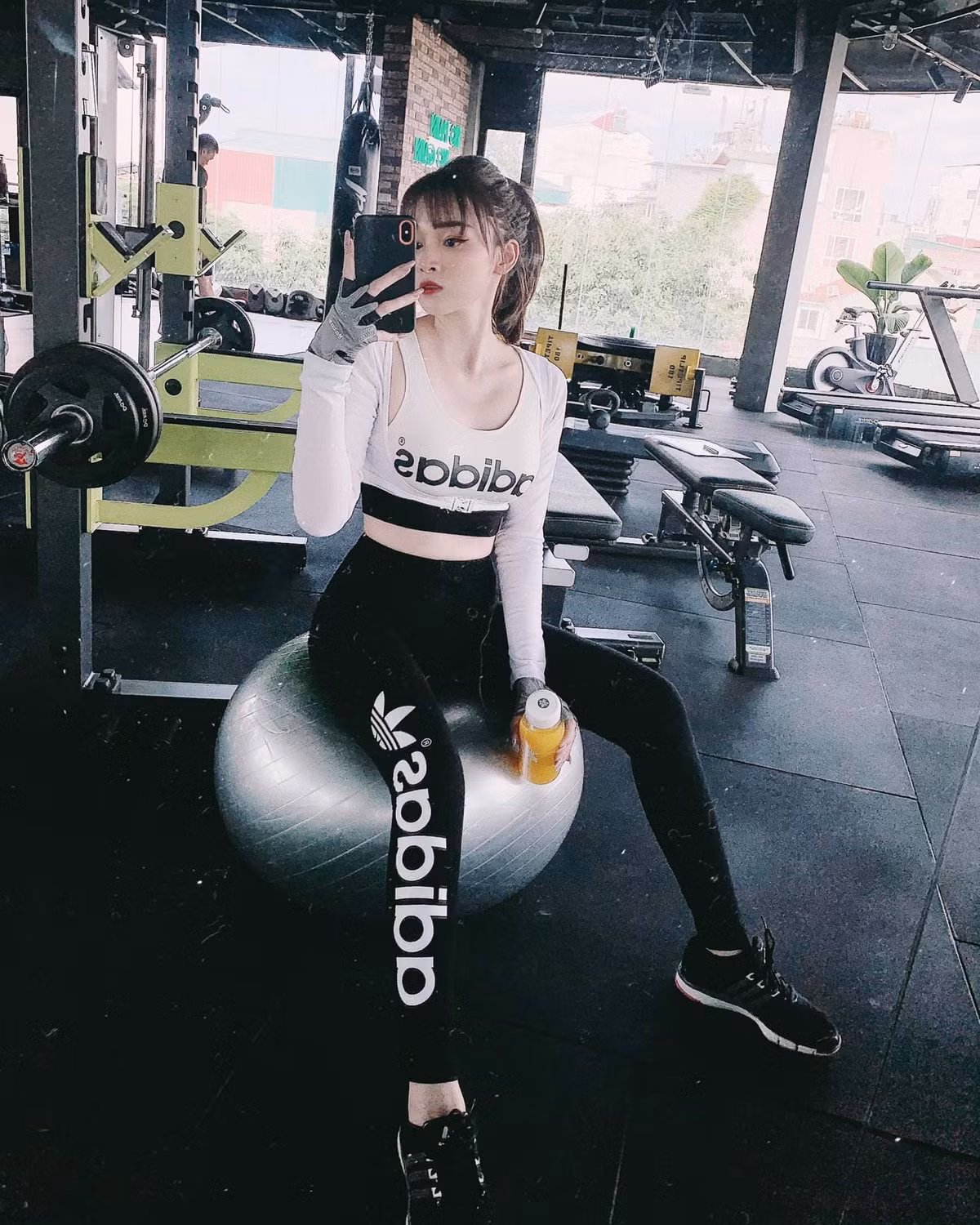 Sở hữu hơn 300 ngàn lượt theo dõi trên mạng xã hội, Ngọc Mon là một trong những hot mom 8X đời đầu được “hội chị em” yêu mến và quan tâm.