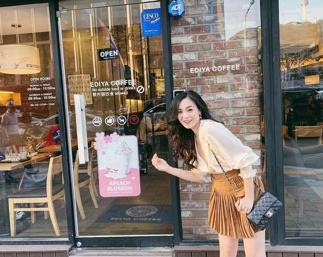 Không tiến sâu vào showbiz mà Ngọc Mon lựa chọn con đường kinh doanh. Năm 2013, Ngọc Mon kết hôn với ông xã kém 1 tuổi và có một gia đình hạnh phúc trọn vẹn.