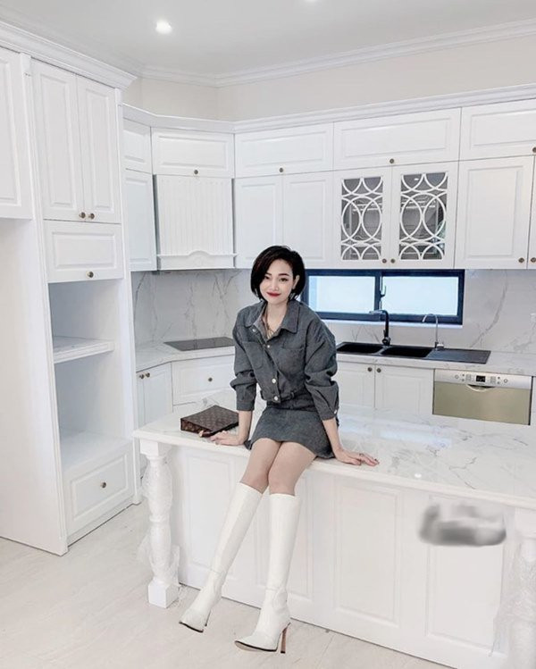 Trên trang cá nhân, cô nàng thường khiến dân tình xuýt xoa khi khoe ảnh check-in ở các resort, khách sạn, địa điểm nghỉ dưỡng sang chảnh, đắt tiền.