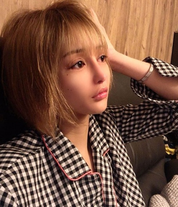 Song song với chuyện "dao kéo", Nonoka Sakurai còn thay đổi cách ăn mặc hợp mốt hơn, trang điểm tinh tế hơn. Cuộc sống của cô cũng dần thay đổi tích cực.