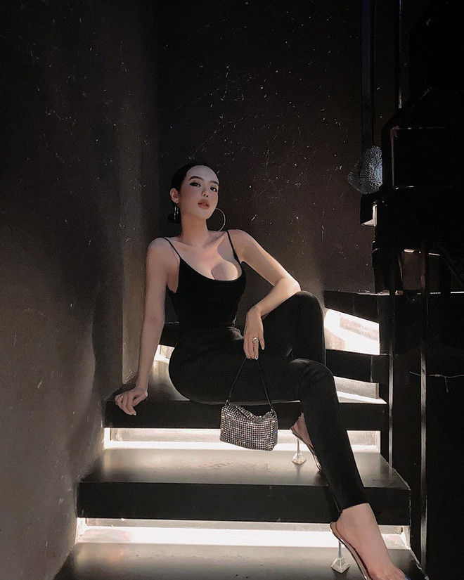 Vân Tiny là một trong những hot girl nổi tiếng Sài Thành với vẻ đẹp kiêu sa, lộng lẫy.