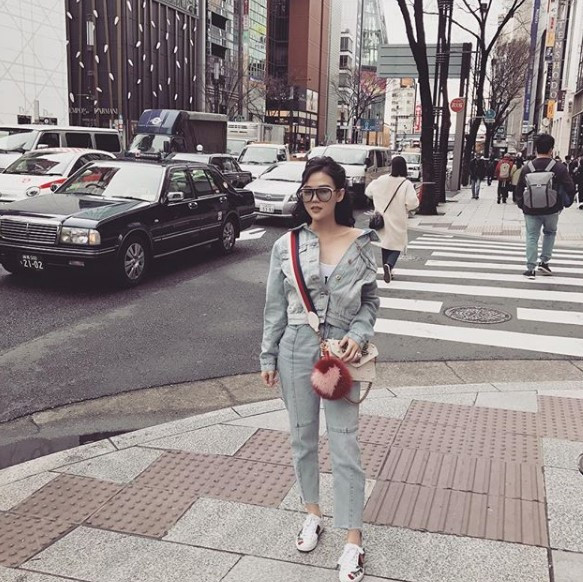 Vân Tiny đang có một cuộc sống vô cùng hạnh phúc, đủ đầy khi mà cô có một người chồng thiếu gia điển trai, luôn quan tâm và chiều chuộng cô.