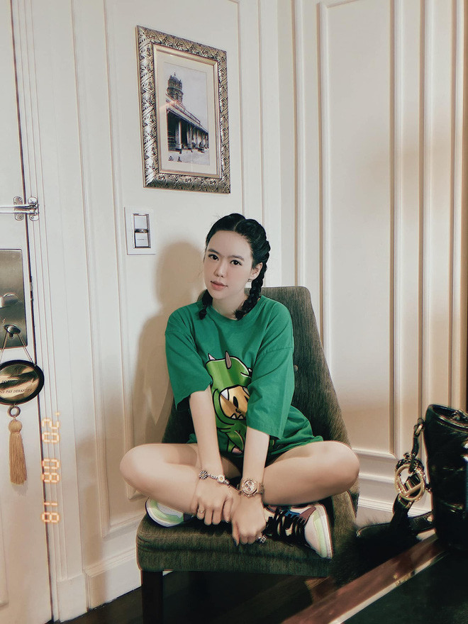 Dù không cao chuẩn người mẫu nhưng cô nàng lại có thân hình nuột nà, vòng nào ra vòng nấy thu hút mọi ánh nhìn.