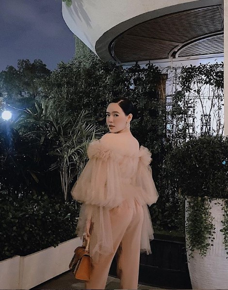 Kể từ khi lập gia đình Vân Tiny dường như ít xuất hiện trước công chúng hơn mà cô tập trung vào việc làm vợ, kinh doanh.