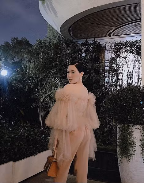 Kể từ khi lập gia đình Vân Tiny dường như ít xuất hiện trước công chúng hơn mà cô tập trung vào việc làm vợ, kinh doanh.