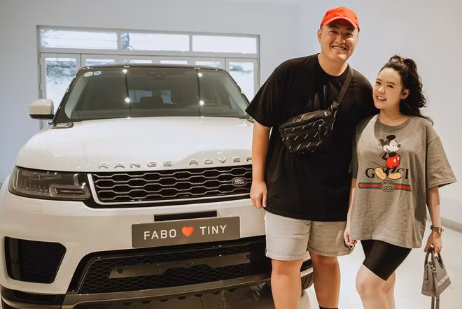 Mối tình "đũa lệch" của anh chàng Youtuber với vợ cũng là chủ đề được dân mạng quan tâm từ lâu. Họ không chỉ gây chú ý bởi ngoại hình nổi bật, mà cuộc sống chuẩn rich kid của cặp đôi cũng khiến dân tình nhiều lần trầm trồ.