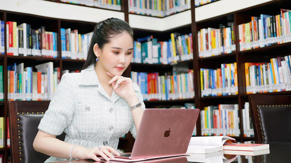 Song, điều gây chú ý với dư luận chính là bộ cánh "đắt xắt ra miếng" mà cô chưng diện.