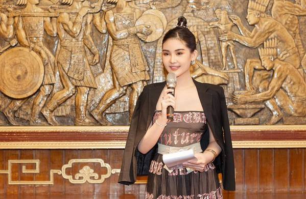 Sau khi đăng quang ngôi vị Hoa hậu Đại dương 2017 vướng khá nhiều tai tiếng, giờ đây người đẹp này tự tin với công việc mới hiện tại, khi là giảng viên trường Đại học danh tiếng, và là MC truyền hình tài giỏi.