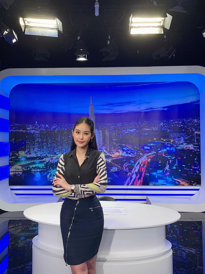 Khi Hoa hậu Đại dương Lê Âu Ngân Anh lên sóng truyền hình, cô nàng gây ấn tượng khi diện đồ hiệu vô cùng sang trọng và xinh đẹp.