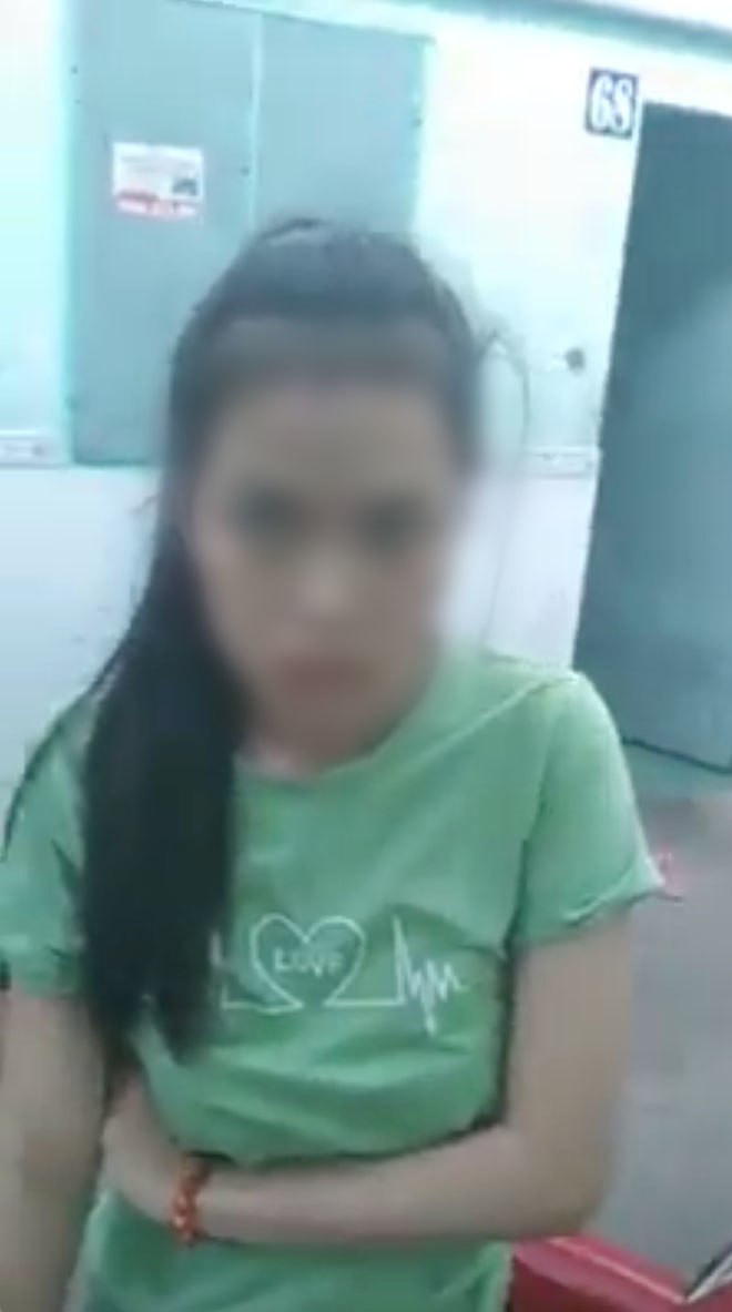 Ngoài vụ đánh ghen trên phố Lý Nam Đế vừa qua gây ồn ào, trước đó cũng có không ít trường hợp lựa chọn xử lý nhẹ nhàng hơn. Theo đó, người chồng đã bắt quả tang vợ đưa nhân tình về phòng trọ dan díu trong lúc chồng phải đi làm ca đêm. Sự việc này xảy ra tại Bình Dương.