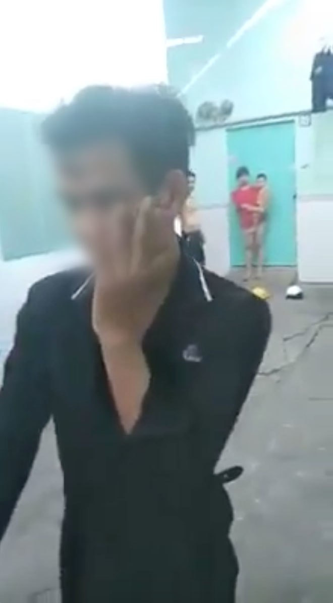 Ngay khi bắt gặp tình cảnh trớ trêu, người chồng bình tĩnh yêu cầu cả 2 ra sân nói chuyện. Ở đây, người chồng vừa nói vừa dùng điện thoại ghi lại sự việc.