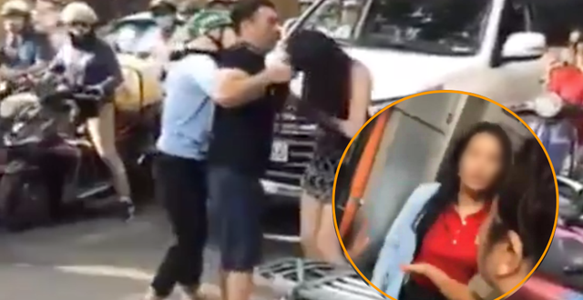 Sau đó, người phụ nữ giật cửa xe để lôi cô gái trẻ xuống đường, sau đó liên tục chửi bới lớn tiếng và giật tóc, đánh đập rất mạnh tay.