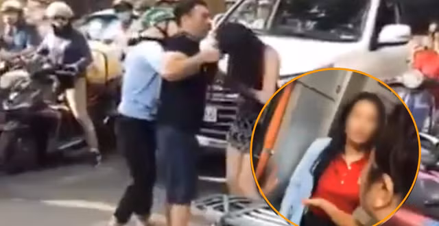 Sau đó, người phụ nữ giật cửa xe để lôi cô gái trẻ xuống đường, sau đó liên tục chửi bới lớn tiếng và giật tóc, đánh đập rất mạnh tay.