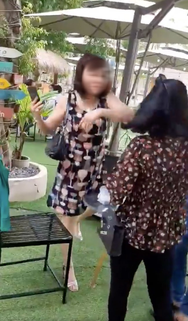 Một màn đánh ghen khác gây chú ý không kém đó là vụ mẹ chồng đích thức đi "xử" thay cho con dâu. Trong đoạn clip, người mẹ chồng đi cùng một số người phụ nữ khác tiến vào khu vực sân vườn (khu ngồi nghỉ uống nước của một khu du lịch) để quay lại hình ảnh con trai và bồ nhí đang ngồi.