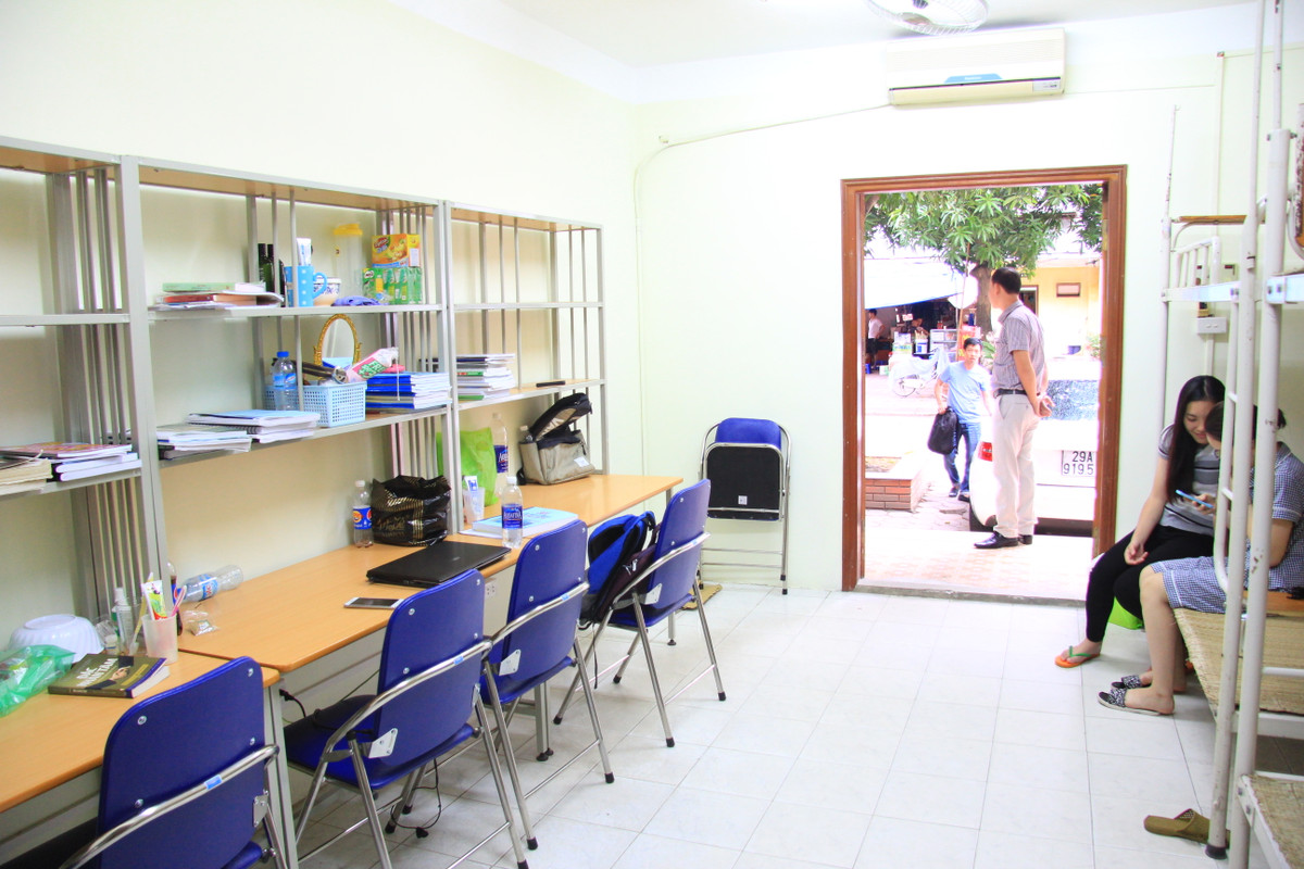 Ký túc xá Ngoại Ngữ gồm 3 toà nhà 5 tầng (Nhà A, Nhà B, Nhà C), có 260 phòng với 2100 chỗ với nhiều loại phòng khác nhau.