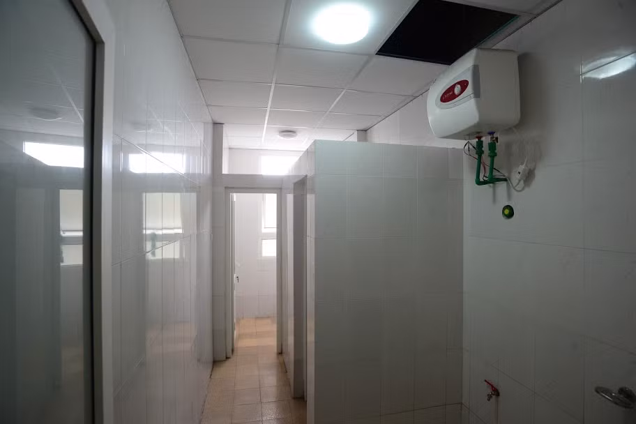 Sinh viên ở tại đây sẽ được hưởng các dịch vụ tiện ích như: Nhà ăn, căng tin, quầy tạp hóa, phòng Gym, phòng y tế, phòng sinh hoạt chung,…