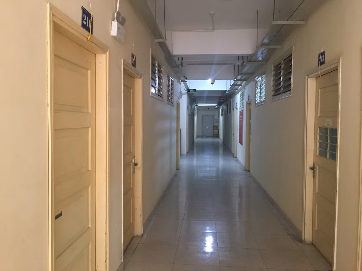 Khu vực hành lang của KTX được trang bị đèn điện đầy đủ, vệ sinh sạch sẽ giống như khách sạn 5 sao.