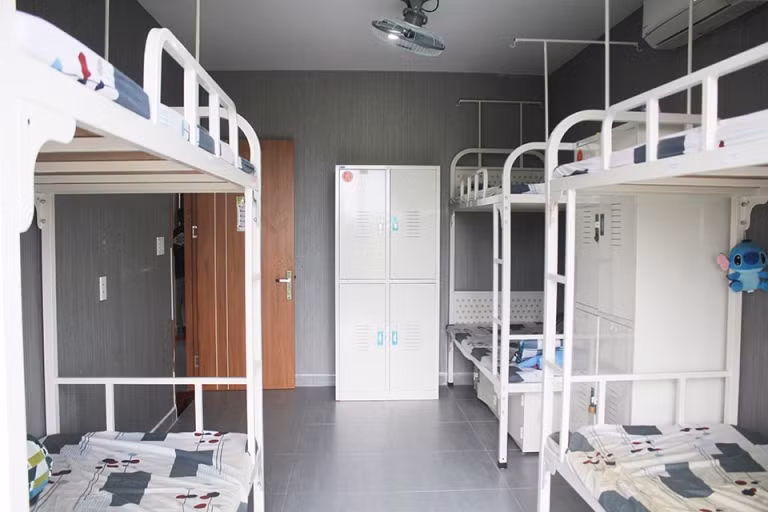 Đặc biệt, mỗi khối nhà KTX tại đây đều được bố trí hợp lý để vừa gần giảng đường, nhà ăn, siêu thị mini lẫn khu liên hợp thể thao của trường.