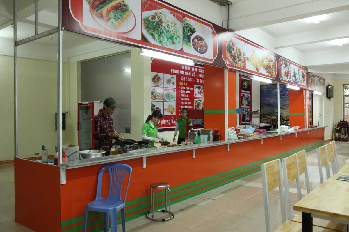 Đến ở tại KTX Ngoại Ngữ, HSSV sẽ được sử dụng các dịch vụ phục vụ tiện ích gồm: nhà ăn; siêu thị mini; phòng tự học; câu lạc bộ phục vụ các hoạt động văn hóa thể thao; phòng tập GYM…