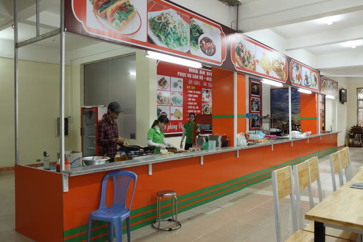 Đến ở tại KTX Ngoại Ngữ, HSSV sẽ được sử dụng các dịch vụ phục vụ tiện ích gồm: nhà ăn; siêu thị mini; phòng tự học; câu lạc bộ phục vụ các hoạt động văn hóa thể thao; phòng tập GYM…