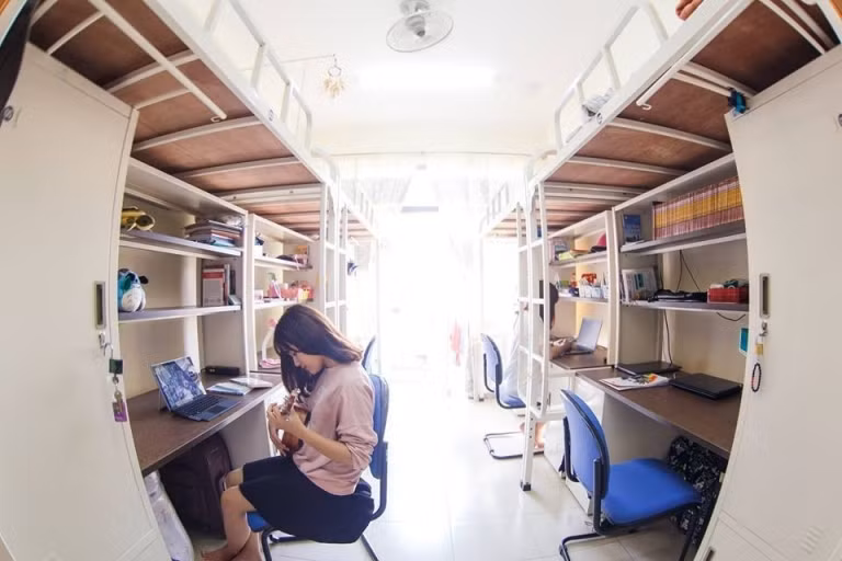 Mỗi tòa ký túc xá gồm 5-6 tầng rộng rãi, sạch sẽ, có cả điều hòa, máy bán nước tự động, phòng khám sức khỏe,...