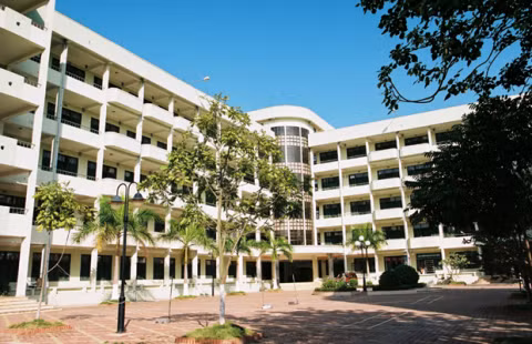 Khu ký túc xá khoa Ngoại ngữ (Đại học Quốc gia Hà Nội) cũng nằm trong top những ký túc xá sinh viên đẹp nhất. KTX ĐH Quốc gia Hà Nội bao gồm chuỗi 3 kí túc xá cao cấp, tiện nghi là KTX Ngoại ngữ, KTX Mễ Trì, KTX Mỹ Đình.