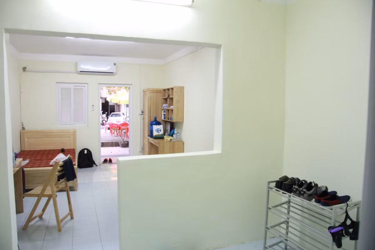 Các phòng KTX sẽ được trang bị máy giặt, máy nước nóng lạnh, tủ và bàn ghế học tập cá nhân,...