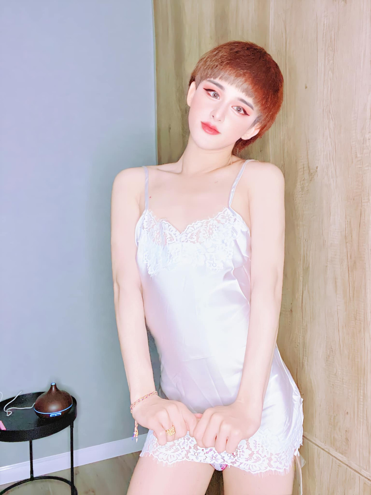 Đức Bo vẫn ưa chuộng phong cách make up đậm đà nhưng ngày càng nữ tính hơn, chăm chỉ khoe vòng 3 với những bộ trang phục táo bạo.