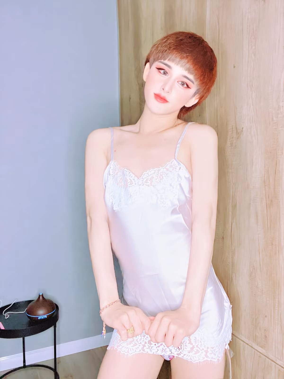 Đức Bo vẫn ưa chuộng phong cách make up đậm đà nhưng ngày càng nữ tính hơn, chăm chỉ khoe vòng 3 với những bộ trang phục táo bạo.