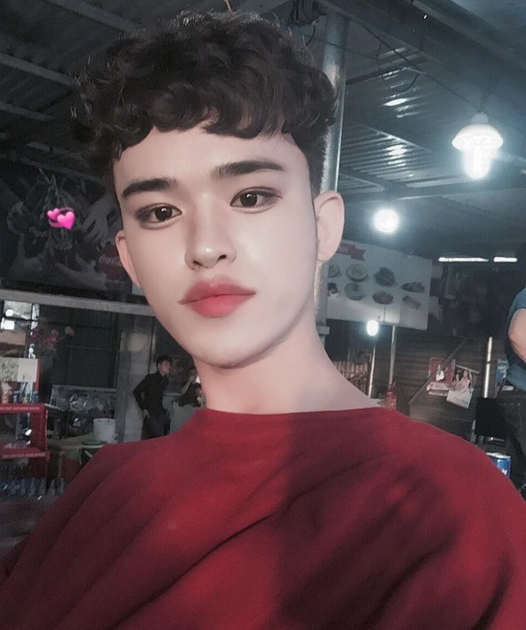 Trần Bo nhận được lượng quan tâm "khủng" như vậy là vì loạt clip livestream khoe thân khi tắm, mặc váy body giả gái thu hút hàng triệu lượt xem.