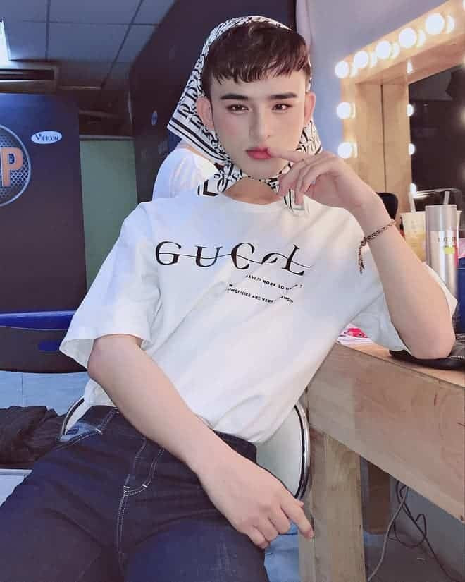 Thời điểm đó, Đức Bo tự nhận bản thân là bản sao của nam idol Hàn Quốc nổi tiếng là V (BTS). Sau đó, anh chàng này bị dân mạng chỉ trích cực kỳ dữ dội vì "ảo tưởng", quá tự tin vào bản thân.