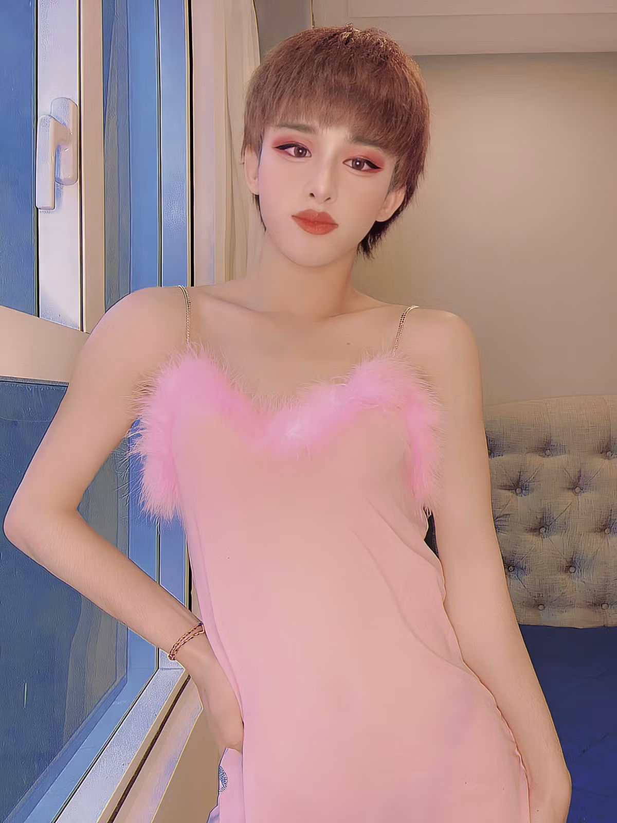 Tuy nhiên, việc Trần Đức Bo tham gia một cuộc thi nhan sắc lại gây ra nhiều tranh cãi. Phần lớn cư dân mạng cho rằng, chàng trai này không có tài năng gì nổi bật để thể hiện mình như nhiều thí sinh khác.