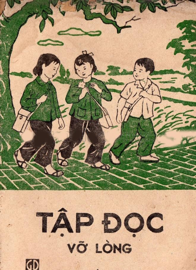 Mỗi quyển sách chỉ vài trăm đồng nhưng ai cũng nâng niu, cố gắng giữ không nhàu nát.