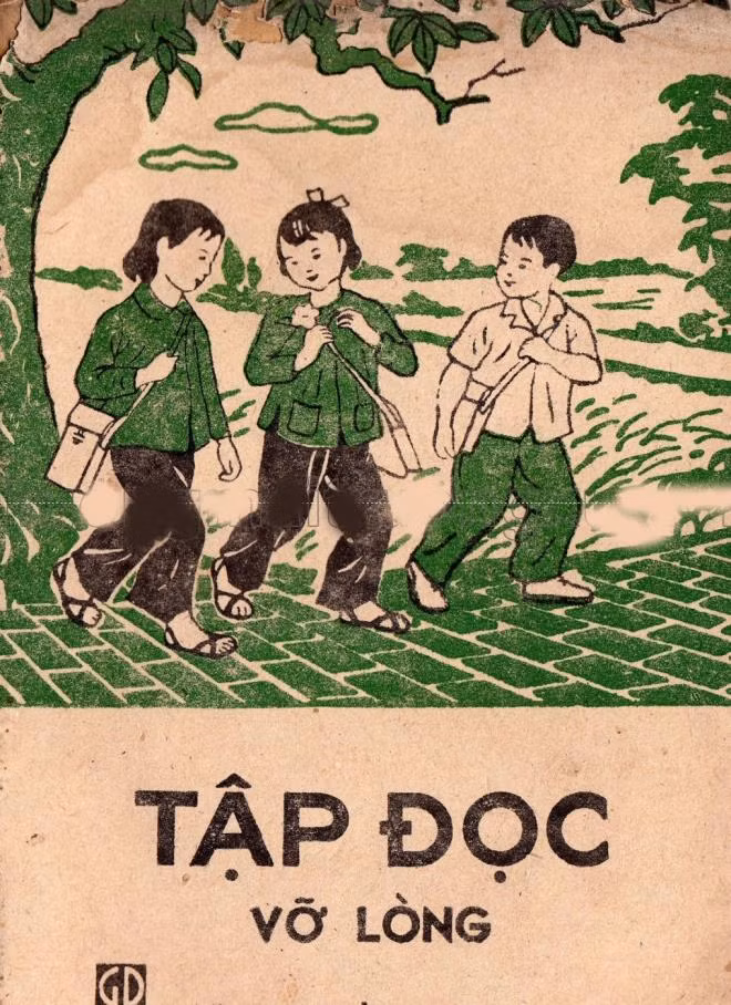 Mỗi quyển sách chỉ vài trăm đồng nhưng ai cũng nâng niu, cố gắng giữ không nhàu nát.