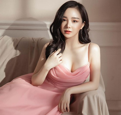 Đầu năm 2019, Thủy Tiên quyết định đổi sang nghệ danh Nhã Tiên để bước đầu lấn sân sang lĩnh vực ca hát. Tuy nhiên, MV đầu tay có tên "Em muốn cho anh xem này" của cô bị dư luận chỉ trích thậm tệ và gỡ bỏ vì nội dung phản cảm thô tục.