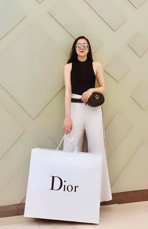 rên trang cá nhân, cô nàng chỉ thường chia sẻ khoảnh khắc ghi lại cuộc sống sang chảnh, tận hưởng tiện nghi đắt tiền của mình.