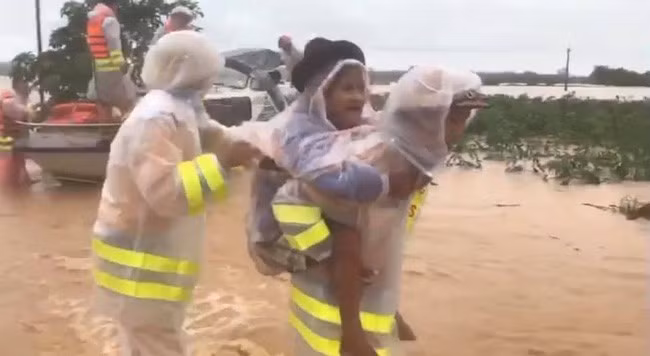 Mưa lũ là thời điểm mà tinh thần đoàn kết của nhân dân ta lại dâng trào hơn nữa. Mực nước ở nhiều nơi đã dâng lên nhanh chóng, người dân cũng vì thế mà phải chạy lũ vất vả.