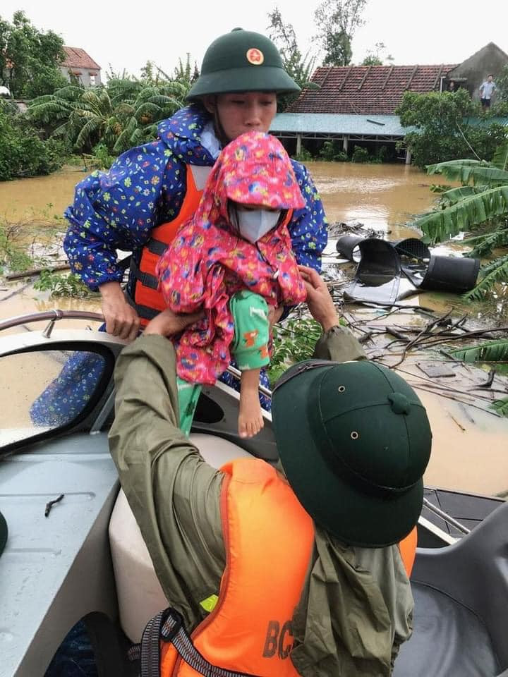 Những ngày qua trên các kênh thông tin đại chúng có thể thấy tình hình mưa lũ ở miền Trung đang trở nên phức tạp, rất nhiều người bị cô lập trong làn nước lũ mênh mông, mặc dù đã có sự hỗ trợ kịp thời nhưng cuộc sống hiện nay của nhiều gia đình vẫn bị đảo lộn.
