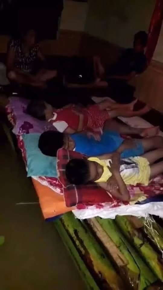 Trước sự xuất hiện của những hình ảnh thực tế trong vùng lũ, hàng chục nghìn người thể hiện sự xúc động kèm theo đó là những lời động viên tới những em nhỏ sống tại vùng lũ.