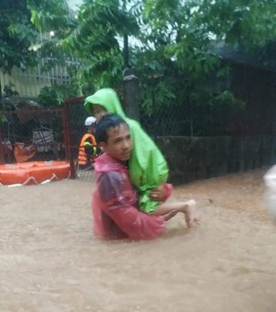 Những ngày vừa qua, lực lượng chức năng đã phải rất cố gắng để đưa người dân thoát khỏi những căn nhà ngập lụt.