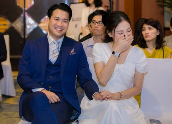 Cả hai không ngại ngần khoe mọi khoảnh khắc ngọt ngào lên mạng xã hội.