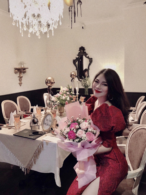 Ngoài ra, khoảnh khắc khiến Khánh Linh cảm thấy gắn bó nhất với nửa kia là khi mẹ cô đau yếu vì bệnh ung thư. Lúc này, anh đã thu xếp tất cả mọi việc rồi cùng cô bay về Phú Yên để ở bên cạnh mẹ những ngày tháng cuối đời.