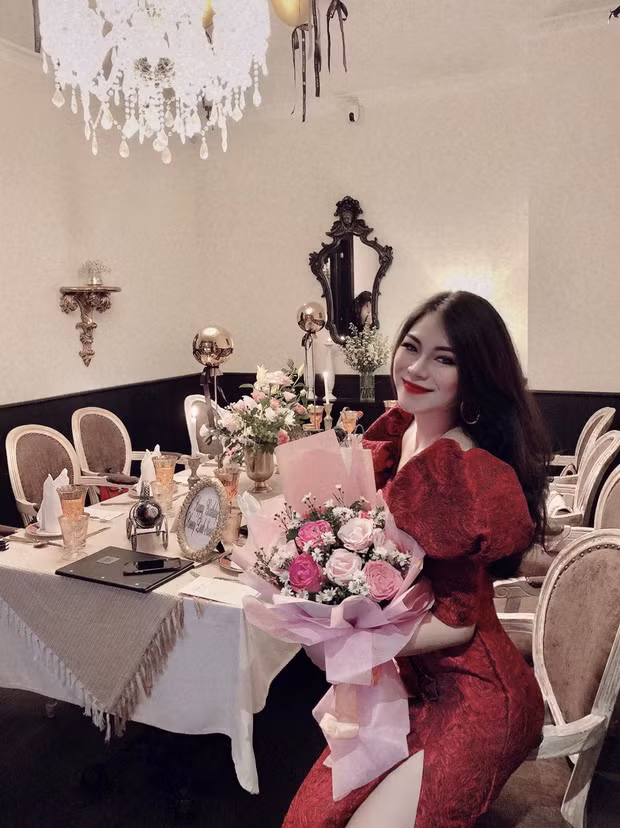 Ngoài ra, khoảnh khắc khiến Khánh Linh cảm thấy gắn bó nhất với nửa kia là khi mẹ cô đau yếu vì bệnh ung thư. Lúc này, anh đã thu xếp tất cả mọi việc rồi cùng cô bay về Phú Yên để ở bên cạnh mẹ những ngày tháng cuối đời.